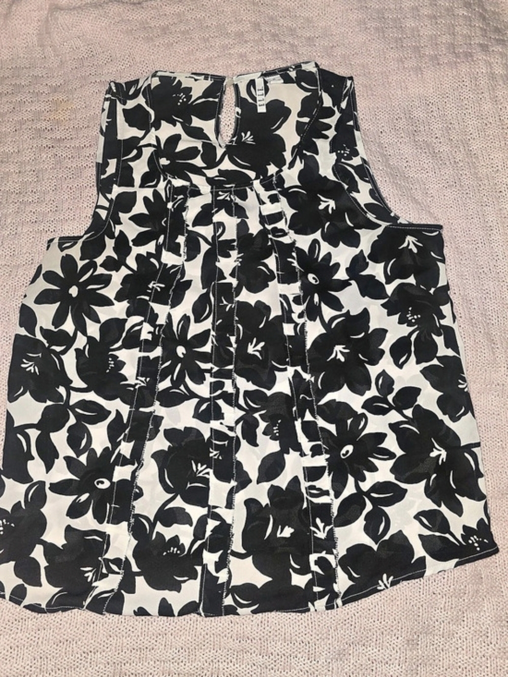 ELLE Women’s XL Black White Floral Sleeveless Pleated Blouse Keyhole Back